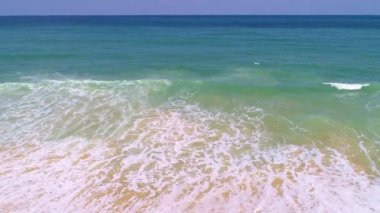 Üst manzara deniz dalgası su yüzeyi, Dinamik çekim Yaz deniz yüzeyinin Phuket Tayland 'daki havadan görüntüsü Güzel tropikal deniz yüzeyi Güzel doğa ve seyahat arkaplanı