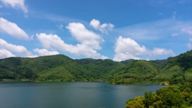 Dağ zamanı beyaz bulutlar dağların üzerinden akar güzel bulutlar tabiat manzarası Timl Lapse