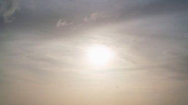 Doğanın şaşırtıcı manzara ışığı. Gün batımındaki görkemli bulutlar. Ya da Gündoğumu gökyüzü zamanı.