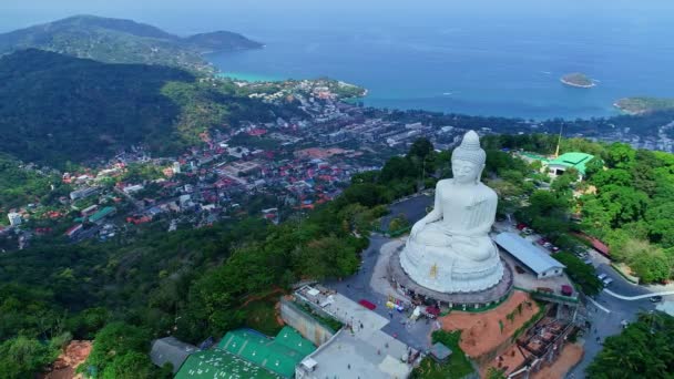 มมองทางอากาศ องโดรน โอของ White Marble พระพ ทธร ปขนาดใหญ บนภ เขาท — วีดีโอสต็อก