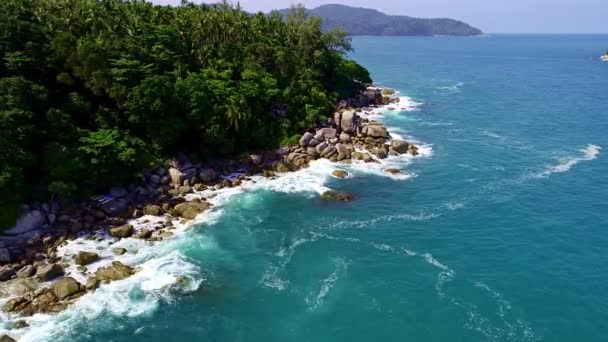 夏季热带与海景美景相映成趣的高角形景观 沙滩上的海浪冲撞 令人惊奇的无人机视频自然景观 — 图库视频影像