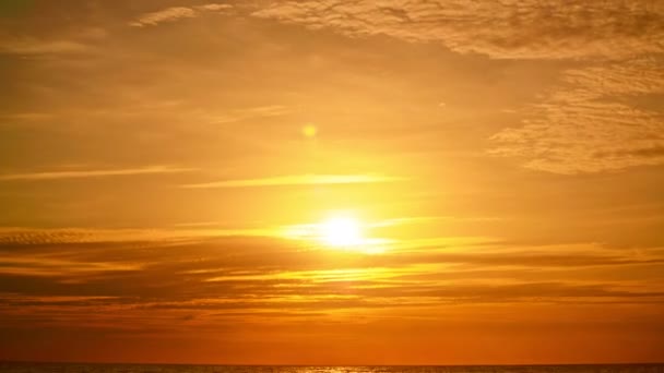 夕日や日の出の空の自然の壮大な雲の素晴らしい風景の光タイムラプス — ストック動画