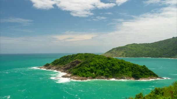 Timelapse Pequena Ilha Mar Com Nuvens Fluindo Céu — Vídeo de Stock