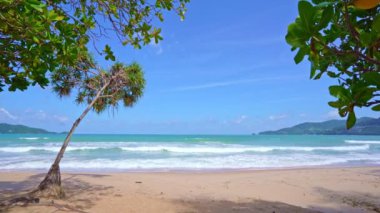 Yaz kumlu plaj İnanılmaz deniz berrak mavi gökyüzü ve beyaz bulutlar dalgalar kumlu sahile çarpıyor Phuket Thailand, boş plaj