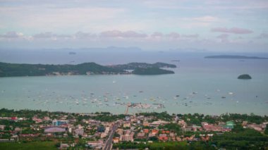 Chalong Bay Phuket Timelapse Chalong Körfezi 'ndeki tekneler, Phuket Tayland' ın komşu adaları ve yoğun tekne faaliyetleri için bir merkezdir.
