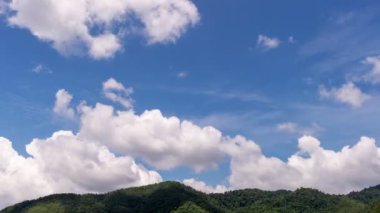 Dağ Zamanı Hızı Beyaz bulutlar dağların üzerinde güzel bulutlar doğa manzarası zaman sineması videosu