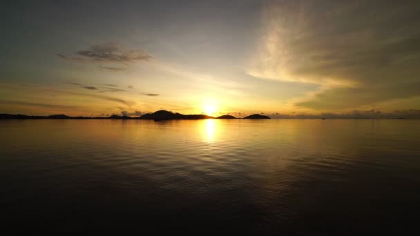 Coucher Lever Soleil Dramatique Sur Mer Ciel Coloré Brûlant Vagues — Video