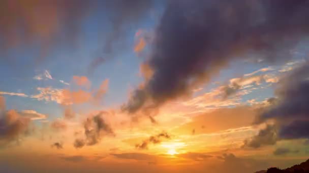 素晴らしい自然の雲時間日没や日の出の時間でのラップ雲黄金の時間天気デジタル映画の組成の背景に最適です雲のタイムラプス劇的な空に移動 — ストック動画