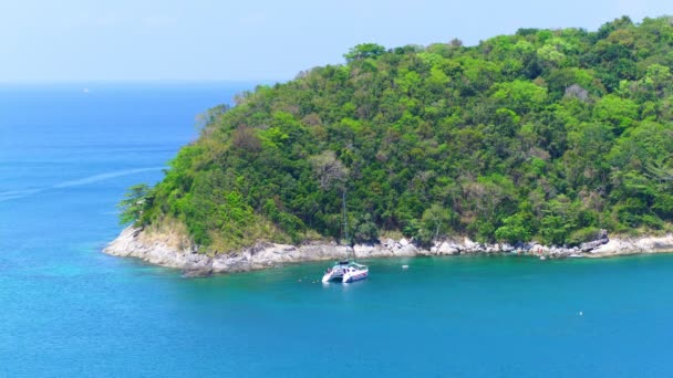 Paisaje Orillas Del Mar Bajo Cielo Azul Claro Con Nubes — Vídeos de Stock