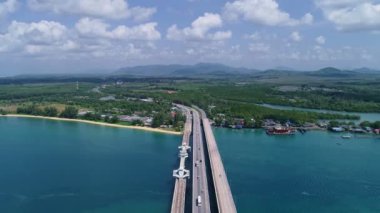 Sarasin Köprüsü 'nün hava görüntüsü Phuket Thaket Köprüsü. Bu köprü Phang Nga.taşımacılık kamera geçmişi ve seyahat sezonu konseptini birbirine bağlıyor.