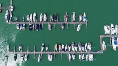 Yat 'ın yukarısındaki yat ve teknelerin havadan görünüşü Yat limanı ve yelkenli Aerial manzarası Phuket Adası Tayland' da insansız hava aracı ile.