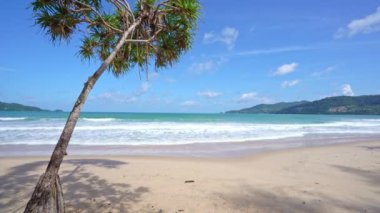 Yaz kumlu plaj İnanılmaz deniz berrak mavi gökyüzü ve beyaz bulutlar dalgalar kumlu sahile çarpıyor Phuket Thailand, boş plaj