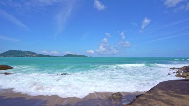 夏の砂浜驚くべき海澄んだ青い空と白い雲プーケットタイの砂浜の空のビーチで波がクラッシュし 空のビーチ — ストック動画