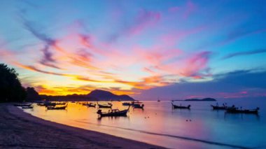 Rawai sahilinde uzun kuyruklu balıkçı teknelerinin zamanı Phuket Tayland 'da doğanın güzel güneşi denizin üzerinde doğar doğa manzarası doğa ve seyahat kavramı, internet sitesi