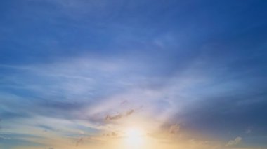 İnanılmaz doğa bulutları Günbatımında ya da gündoğumunda hızlandırılmış zaman bulutları Dijital sinema kompozisyonu için mükemmel hava koşulları dramatik gökyüzünde hareket eden bulutların zaman çizelgesi