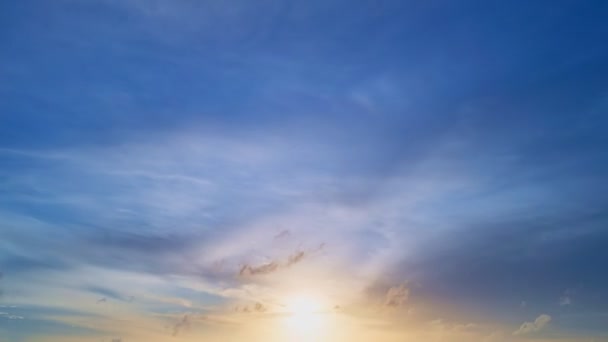 素晴らしい自然の雲時間日没や日の出の時間でのラップ雲黄金の時間天気デジタル映画の組成の背景に最適です雲のタイムラプス劇的な空に移動 — ストック動画