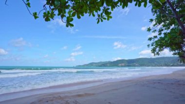 Yaz kumlu plaj İnanılmaz deniz berrak mavi gökyüzü ve beyaz bulutlar dalgalar kumlu sahile çarpıyor Phuket Thailand, boş plaj