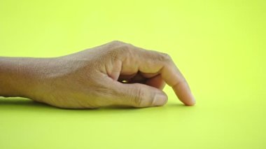 El hareketi. El işareti. Bekleme işareti ve parmağını koymak. Bekliyor ya da sarı arka planda izole edilmiş bir şey düşünüyor.