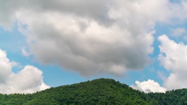 山のタイムラプス山の上を白い雲が走る美しい雲の自然景観ティムラプス — ストック動画