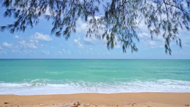 夏の砂浜驚くべき海澄んだ青い空と白い雲プーケットタイの砂浜の空のビーチで波がクラッシュし 空のビーチ — ストック動画