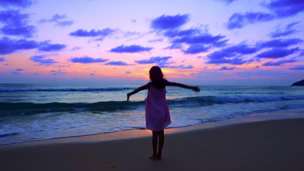 Silhouette Asiática Adolescente Niña Años Edad Pie Playa Atardecer Levantando — Vídeos de Stock