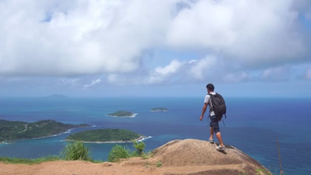 Jovem Com Mochila Fica Alta Montanha Levantar Mãos Ponto Vista — Vídeo de Stock