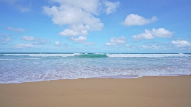 Zomer Zandstrand Geweldige Zee Heldere Blauwe Lucht Witte Wolken Golf — Stockvideo