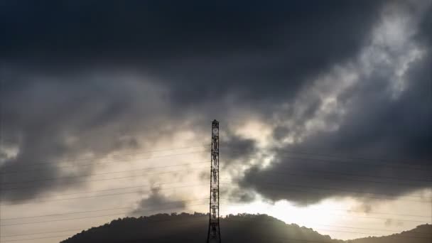 Hoogspanningstoren Bij Zonsondergang Timelapse Elektrische Hoogspanningsleidingen Extreem Weer Onweer Elektriciteit — Stockvideo