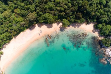 Deniz manzarası. Deniz manzarası. Deniz manzarası. Güzel tropikal plaj. Kayalık dağlar ve turkuaz berrak Phuket Tayland suları.