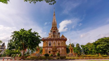 Phuket, Tayland 'da güzel bir pagoda - 8 Ağustos 2021, The Phra Mahathat Chedi (Great Relic Stupa) Wat Chalong veya Wat Chaitharam Phuket Tayland' da ünlü bir turizm merkezidir.