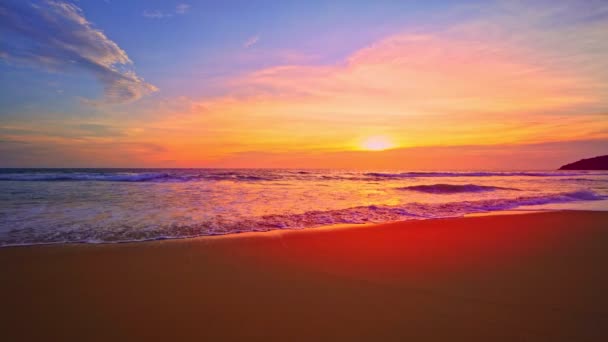 Dramatische Zee Zonsondergang Zonsopgang Brandende Kleurrijke Lucht Stralende Witte Golven — Stockvideo