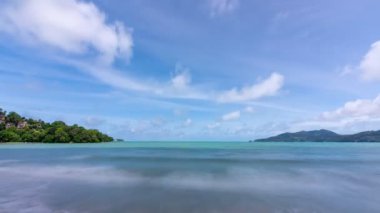 Hareket eden beyaz bulutlar zaman akıp gidiyor Güzel mavi gökyüzü ve beyaz bulutlar yaz mevsiminde denizde akıyor İyi hava günü Phuket Tayland 'da zaman kaybı