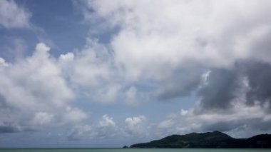Hareket eden beyaz bulutlar zaman akıp gidiyor Güzel mavi gökyüzü ve beyaz bulutlar yaz mevsiminde denizde akıyor İyi hava günü Phuket Tayland 'da zaman kaybı