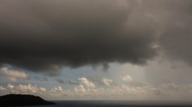Kara Fırtına Bulutu zaman ayarlı dramatik fırtına bulutları yağmurlu bir günde büyük bina bulutları dijital sinema arka planı ve cadılar bayramı arka planı için inanılmaz