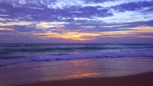 Hombre Caminando Playa Para Ver Hermoso Atardecer Amanecer Cielo Relájese — Vídeos de Stock