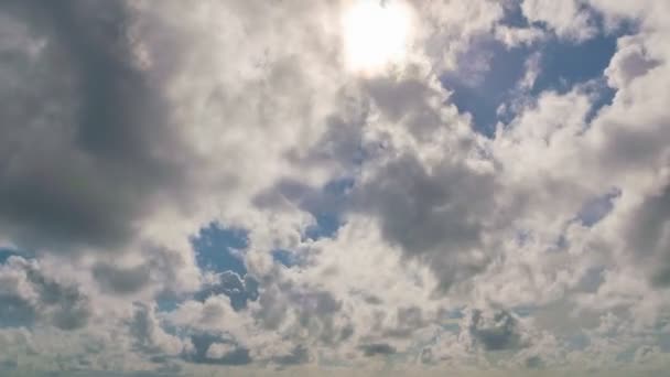 Time Lapse Λευκά Σύννεφα Που Ρέουν Στο Μπλε Ουρανό Φόντο — Αρχείο Βίντεο