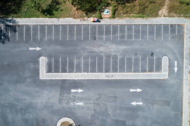 Boş otoparkın parktaki araçların hava görüntüsü.