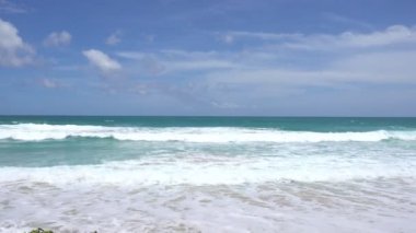 Yaz kumlu plaj İnanılmaz mavi gökyüzü ve beyaz bulutlar Phuket Thailand 'daki kumlu sahile çarpıyor, boş plaj güneşli gün Seyahat ve sezon turu web sitesi arka planı