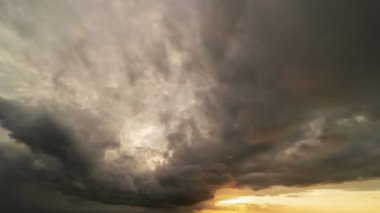 Kara Fırtına Bulutu zaman ayarlı dramatik fırtına bulutları yağmurlu bir günde büyük bina bulutları dijital sinema arka planı ve cadılar bayramı arka planı için inanılmaz