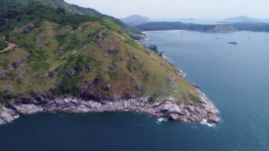 Deniz kıyısına bakan eğik bir dronun yukarıdan görünüşü Pofet Adası 'ndaki güzel deniz kuşunun gözündeki tropikal deniz görüntüsü Drone kamerasından yüksek kaliteli görüntü