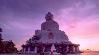 Tayland 'daki Phuket Adası' ndaki Phuket Büyük Buda heykelinin üzerinde muhteşem bir gün batımı. Myanmar 'dan gelen beyaz yeşim taşı mermer Suryakanta ile güçlendirilmiş beton yapı.