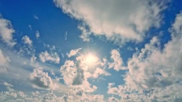 Luz Del Sol Los Movimientos Construcción Nubes Clouds Fluffy Cielo — Vídeo de stock