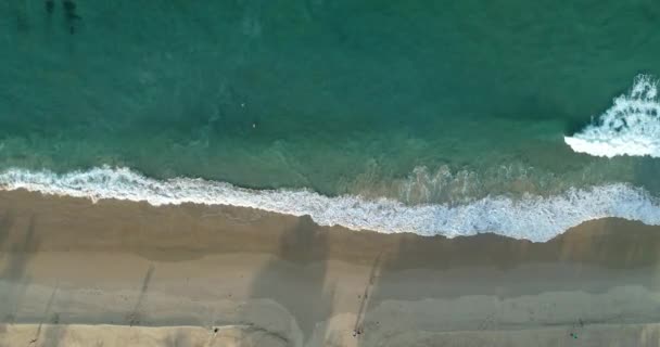 午前中の海と砂浜の空中ビュー素晴らしい波が砂の海岸でクラッシュピンクの砂のビーチ休日の夏の背景のための美しい熱帯の目的地ドローンからの高品質の映像 — ストック動画