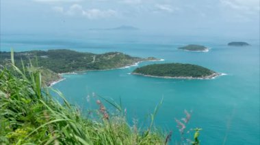 Phahindum manzara manzarası ve deniz yüzeyindeki gölge bulutlar Phuket Tayland 'ın en popüler manzarası gün batımı manzarasını görmek için.