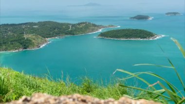 Phahindum manzara manzarası ve deniz yüzeyindeki gölge bulutlar Phuket Tayland 'ın en popüler manzarası gün batımı manzarasını görmek için.
