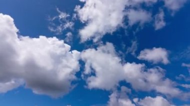 Hareket bulutları kabarık bulutlar gökyüzü hızlandırılmış İnanılmaz Görüntü Bulutları zaman aşımlı bulutlu doğa 4k Konsept doğa arka plan ve seyahat. İnternet sitesi. Çevre