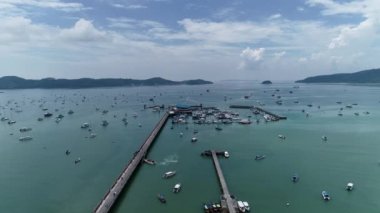 Birçok tekne yatı, uzun kuyruklu balıkçı teknesi, Phuket Tayland Seyahat ve ulaşım endüstriyel konseptiyle Chalong Körfezi 'nin havadan görüntüsü.