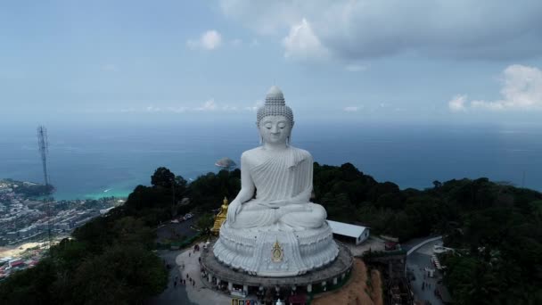 空中ビュー白い大理石の大きな仏像寺院のドローンカメラビデオ最高の山の上にプーケットの美しいランドマークタイの元のファイルからドローンファントム4プロV2 — ストック動画