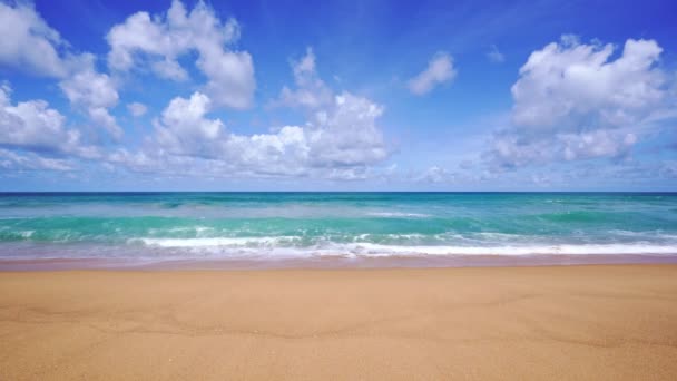 Yaz Kumlu Plaj Muhteşem Deniz Berrak Mavi Gökyüzü Beyaz Bulutlar — Stok video