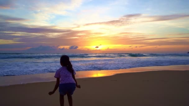 Silhueta Asiático Adolescente Menina Anos Idade Praia Pôr Sol Praia — Vídeo de Stock